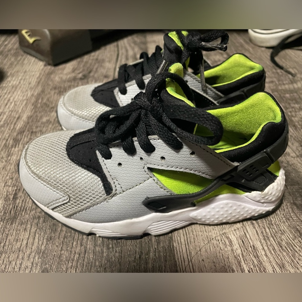 Nike gray/green metallic